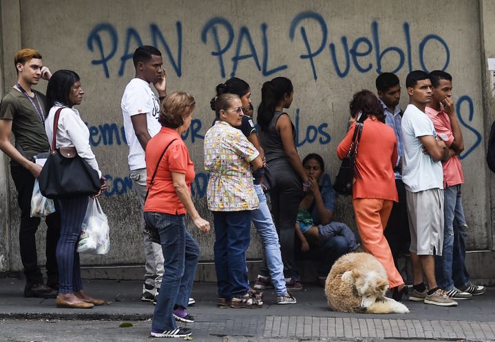 Des Vénézuéliens font la queue devant une boulangerie à Caracas, le 17 mars 2017. (JUAN BARRETO / AFP)