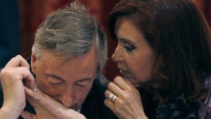 Complicité d'un couple uni, lors d'une réunion à la Casa Rosada, la résidence du président à Buenos Aires, le 30 octobre 2007. (AFP PHOTO / JUAN MABROMATA)