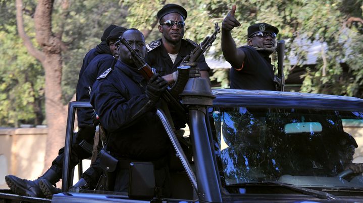 Des policiers maliens patrouillent &agrave; Bamako, la capitale du pays, le 13 janvier 2013. (ISSOUF SANOGO / AFP)