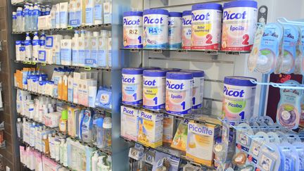 Des produits Picot, une marque du groupe Lactalis, dans les rayons d'une pharmacie, le 5 octobre 2012. (PHILIPPE TURPIN / AFP)