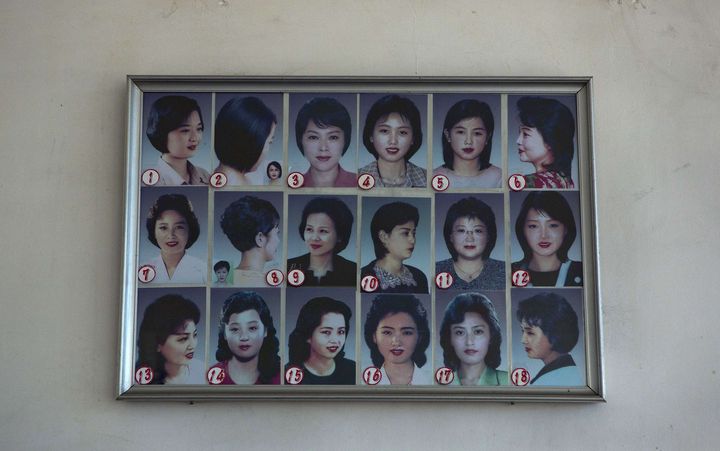 Photo prise au t&eacute;l&eacute;phone portable chez un coiffeur de&nbsp;Pyongyang (Cor&eacute;e du Nord) pr&eacute;sentant des mod&egrave;les de coupes de cheveux. (DAVID GUTTENFELDER / AP / SIPA)