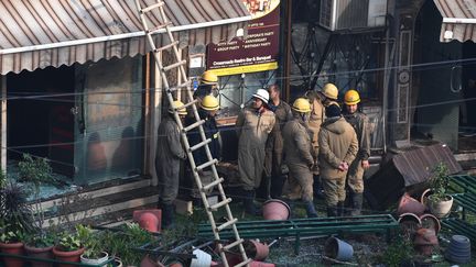 Les pompiers interviennent à l'hôtel Arpit Palace dévasté par les flammes, mardi 12 février 2019 à Dehli. (PRAKASH SINGH / AFP)