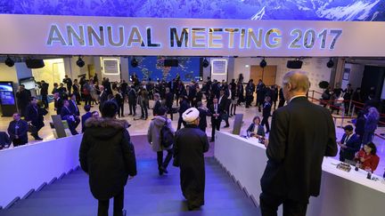 Les chefs d'Etat et patrons d'entreprises réunis au Forum économique mondial de Davos, le 17 janvier 2017.&nbsp; (FABRICE COFFRINI / AFP)