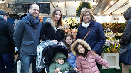 Viviane, 60 ans (à droite sur la photo), venue de Beyrouth (Liban), va&nbsp;garder les enfants de son fils le 5 décembre, pendant la grève. (BENJAMIN  ILLY / FRANCE-INFO)