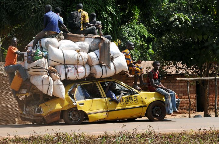 Des Centrafricains fuient Damara, &agrave; 75 km de la capitale, Bangui, le 2 janvier 2013. (SIA KAMBOU / AFP)