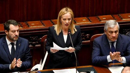 La nouvelle&nbsp;présidente du Conseil italien Giorgia Meloni s'exprime&nbsp;le 25 octobre 2022, lors de son premier discours devant le Parlement. Elle est aux côtés du ministre des Affaires étrangères Antonio Tajani et du ministre des Infrastructures Matteo Salvini, avant un vote de confiance au palais Montecitirio à Rome. (ANDREAS SOLARO / AFP)