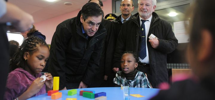 François Fillon en visite dans une école de Garges-lès-Gonesse (Val-d'Oise) en novembre 2010 (FRED DUFOUR / AFP)