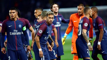 Les joueurs du PSG autour de leur capitaine Thiago Silva et de leur star, Neymar