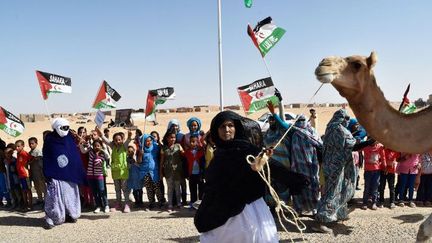 Des réfugiés sahraouis accueillent le nouvel envoyé spécial de l'ONU pour le Sahara occidental, dans le camp de Tindouf en Algérie, le 18 octobre 2017. (RYAD KRAMDI/AFP)