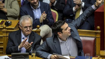 Le premier ministre grec Alexis Tsipras devant son Parlement &agrave; Ath&egrave;nes, dans la nuit du 10 au 11 juillet 2015. (ANDREAS SOLARO / AFP)