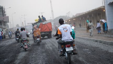 Une rue de Goma, le 12 juillet. En mena&ccedil;ant de prendre la ville, le M23 entend obtenir l'am&eacute;lioration des infrastructures et des conditions de vie des Congolais. Au classement 2011 de l'Indice de d&eacute;veloppement humain (IDH) des Nations unies, la R&eacute;publique d&eacute;mocratique du Congo est 187e et dernier pays du monde. A titre de comparaison, l'Afghanistan est 172e. (PHIL MOORE / AFP)