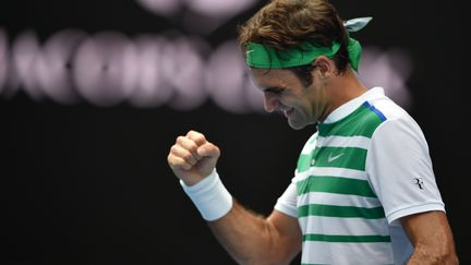 Roger Federer célèbre sa victoire face à l'Ukrainien Alexandr Dolgopolov au second tour de l'Open d'Australie.  (PETER PARKS / AFP)