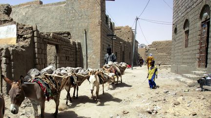 Des habitants de Tombouctou (Mali), le 11 avril 2006. (ISSOUF SANOGO / AFP)