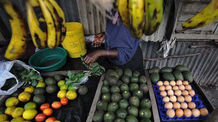 Une habitante d'un bidonville vendant des produits alimentaires à Nairobi, la capitale kényane, le 6 juillet 2010.&nbsp; (TONY KARUMBA / AFP)