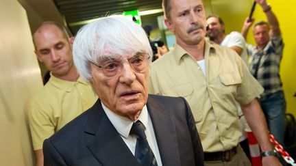 Le patron de la F1 Bernie Ecclestone quitte le tribunal de Munich (Allemagne), mardi 5 ao&ucirc;t 2014. (SVEN HOPPE / DPA / AFP)