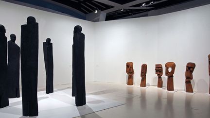 Vue de l’exposition "Les maîtres de la sculpture de Côte d'Ivoire" 
 (© Musée du quai Branly, photo Gautier Deblonde)