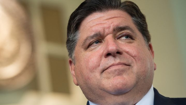 Le gouverneur Jay Robert Pritzker s'adresse aux médias à l'extérieur de l'aile ouest de la Maison Blanche, à Washington, le 14 juillet 2021. (SAUL LOEB / AFP)