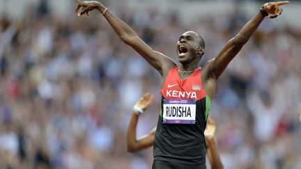 Plus sobre,&nbsp;le K&eacute;nyan David Rudisha c&eacute;l&egrave;bre sa victoire au 800 et son record du monde, le 9 ao&ucirc;t. (ERIC FEFERBERG / AFP)