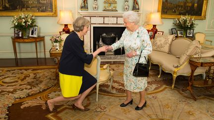 Theresa May et la reine Elizabeth II à Buckingham, à Londres, le 13 juillet 2016.&nbsp; (DOMINIC LIPINSKI / AFP)