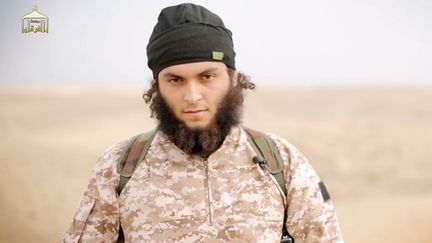 Cet homme pr&eacute;sent&nbsp;dans une vid&eacute;o de propagande de l'Etat islamique diffus&eacute;e le 16 novembre 2014 a &eacute;t&eacute; identifi&eacute; par le parquet comme le Fran&ccedil;ais Micka&euml;l Dos Santos. (AL-FURQAN MEDIA / AFP)