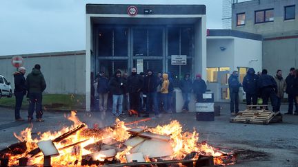 Des gardiens bloquent la prison de Longuenesse (Pas-de-Calais), le 15 janvier 2018.&nbsp; (MAXPPP)