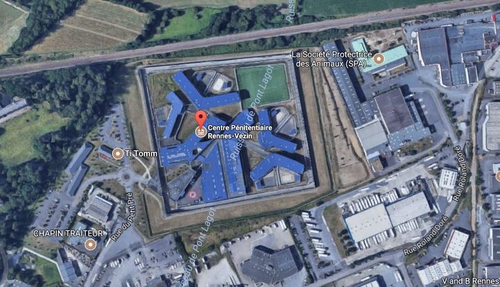 Vue aérienne du centre pénitentiaire de Rennes-Vezin en 2017. (GOOGLE / FRANCEINFO)