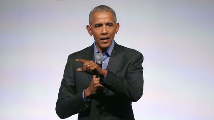 L'ancien président américain Barack Obama lors du sommet de sa fondation à Chicago, le 1er novembre 2017. (CHARLES REX ARBOGAST/AP/SIPA)