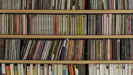 Les cd s'empilent dans une bibliothèque
 (AltoPress / Maxppp)