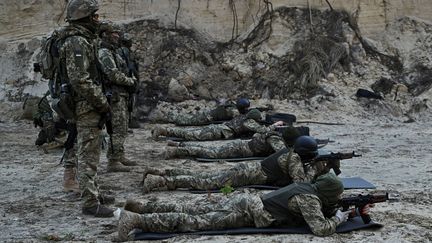 Des membres du "bataillon sibérien" nouvellement formé au sein des forces armées ukrainiennes participent à un exercice d'entraînement militaire à l'extérieur de Kiev (Ukraine), le 24 octobre 2023. (GENYA SAVILOV / AFP)