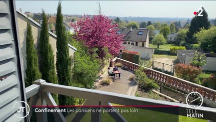 Des Parisiens se confinent dans une maison en location près de Paris (France 2)