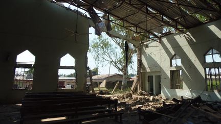 L'int&eacute;rieur de l'&eacute;glise de Kaduna au Nigeria vis&eacute;e par un attentat &agrave; la voiture pi&eacute;g&eacute;e, dimanche 28 octobre. (VICTOR ULASI / AFP)