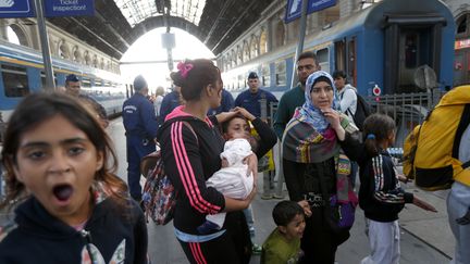 Des r&eacute;fugi&eacute;s embarquent dans un train pour l'Autriche, le 6 septembre 2015 &agrave; la gare de Budapest (Hongrie). (LASZLO BALOGH / REUTERS)