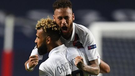 Neymar et Eric&nbsp;Choupo-Moting se réjouissent après la qualification du PSG en demi-finales de la Ligue des champions, à Lisbonne, le 12 août 2020. (DAVID RAMOS / POOL / AFP)