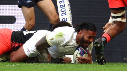 Manu Tuilagi, auteur du premier essai anglais contre les Fidji, le 15 octobre 2023 au stade Vélodrome de Marseille. (PASCAL GUYOT / AFP)