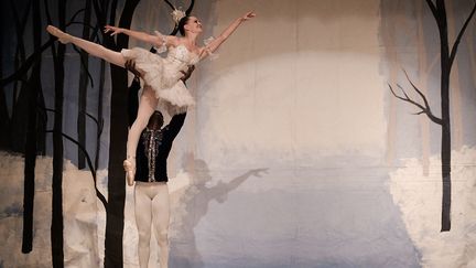 Cooper Rust est une ballerine professionnelle du Columbia City Ballet, une compagnie de danse classique de Caroline du Sud, aux Etats-Unis. Quand elle découvre, à travers un reportage diffusé sur CNN, la compagnie Anno's Africa, où des jeunes issus des bidonvilles de Nairobi pratiquent la danse classique, elle est immédiatement intéressée. Elle décide alors de se rendre en 2012 à Kibera, le plus grand bidonville du pays, pour proposer ses services comme professeur bénévole au sein de cette structure.&nbsp; &nbsp; (YASUYOSHI CHIBA / AFP)