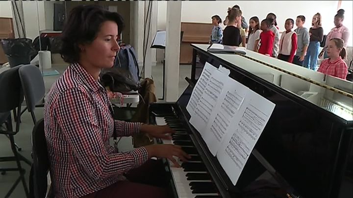 Anne-Louise Bourion, dans le cadre de son travai de pianiste accompagnatrice/ cheffe de chant à l'Opéra à Limoges. (W. Redonnet / France Télévisions)