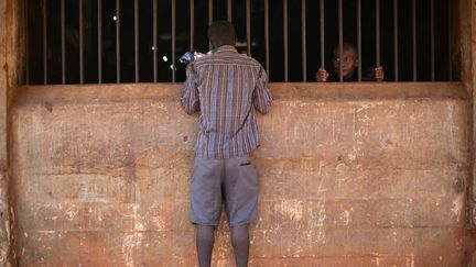 Des détenus à la prison centrale de Freetown, le 7 mai 2021.&nbsp; (ANNE-SOPHIE FAIVRE LE CADRE / AFP)