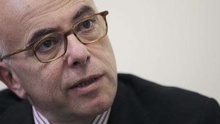 Le ministre de l'Int&eacute;rieur Bernard Cazeneuve, lors d'une conf&eacute;rence de presse, &agrave; la Cit&eacute; de la Mer &agrave; Cherbourg (Manche), le 8 mai 2015. (CHARLY TRIBALLEAU / AFP)