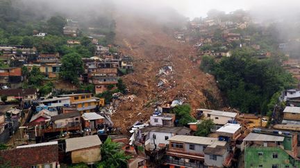 Un glissement de terrain à Petropolis (Brésil), le 16 février 2022. (FLORIAN PLAUCHEUR / AFP)