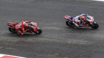 Francesco Bagnaia et Johann Zarco lors du Grand Prix d'Indonésie, le 19 mars 2022. (JOHANNES P. CHRISTO / ANADOLU AGENCY)