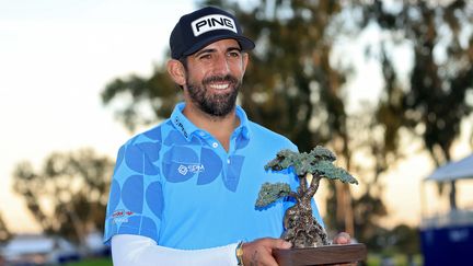 Le Français Matthieu Pavon célèbre sa victoire au Farmers Insurance Open, en Californie, le 27 janvier 2024. (AFP)