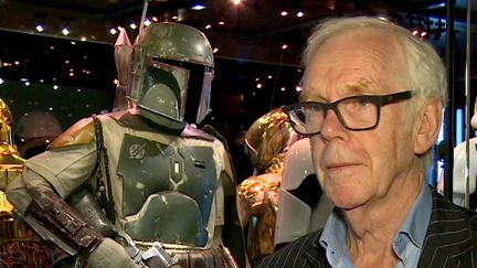 L'acteur&nbsp;Jeremy Bulloch à côté du costume du personnage de Boba Fett qu'il incarnait dans "Star Wars", ici en 2017.&nbsp; (/AP/SIPA / SIPA)