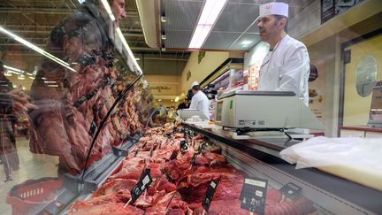 Un client ach&egrave;te de la viande &agrave; la boucherie d'un supermarch&eacute; de Besan&ccedil;on (Doubs), le 1er mars 2013. (SEBASTIEN BOZON / AFP)