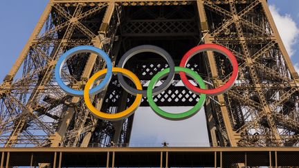 Les anneaux olympiques ont été installés sur la tour Eiffel dans la nuit du 6 au 7 juillet 2024. (VINCENT ISORE / MAXPPP)