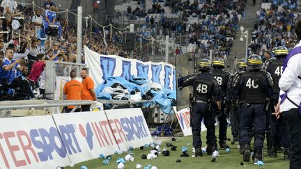 Des policiers au Stade V&eacute;lodrome apr&egrave;s des jets de bouteilles en verre lors du match opposant l'Olympique de Marseille &agrave; l'Olympique lyonnais, &agrave; Marseille (Bouches-du-Rh&ocirc;ne), le 20 septembre 2015. (FRANCK PENNANT / AFP)