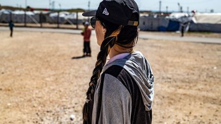 La Française Emilie Köning dans le camp de prisonniers de Roj (Syrie), le 28 mars 2021. (DELIL SOULEIMAN / AFP)