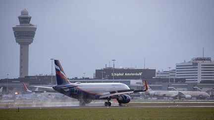 Des avions à l'aéroport d'Amsterdam-Schiphol, aux Pays-Bas, le 5 janvier 2022. (NICOLAS ECONOMOU / NURPHOTO / AFP)