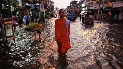 La Tha&iuml;lande subit depuis plusieurs semaines ses pires inondations depuis des d&eacute;cennies. (DAMIR SAGOLJ / REUTERS)