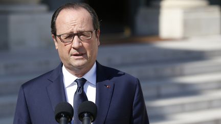 Le pr&eacute;sident de la R&eacute;publique, Fran&ccedil;ois Hollande, devant l'Elys&eacute;e, &agrave; Paris, le 25 juillet 2014.&nbsp; (KENZO TRIBOUILLARD / AFP)