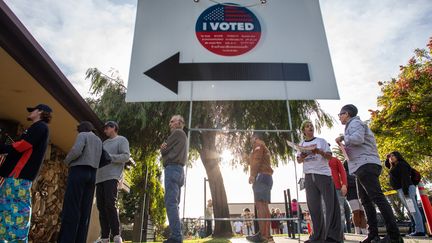 A Santa Monica, dans une Californie traditionnellement acquise au Parti démocrate, des électeurs font la queue devant un bureau de vote, mardi 5 novembre. (APU GOMES / GETTY IMAGES)